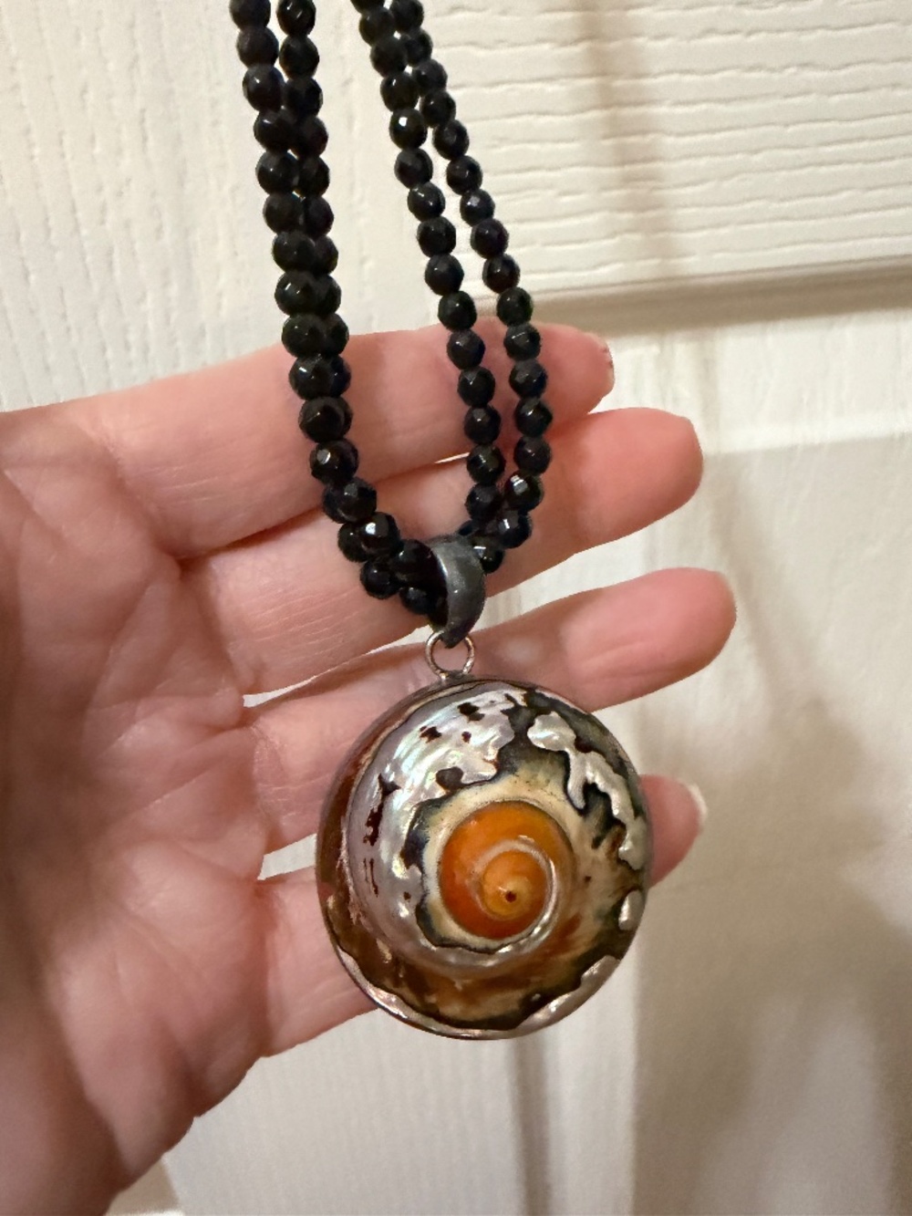 LIKE NEW! Women's Sterling Seashell Black Crystal Necklace
